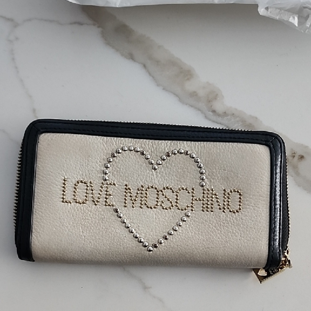 LOVE MOSCHINO REAL LEATHER EUC ZIP CLOSE WALLET